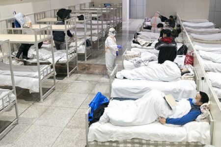 Pacientes infectados com o novo coronavírus são vistos em um hospital improvisado convertido de um centro de exposições em Wuhan, província de Hubei, na China Central