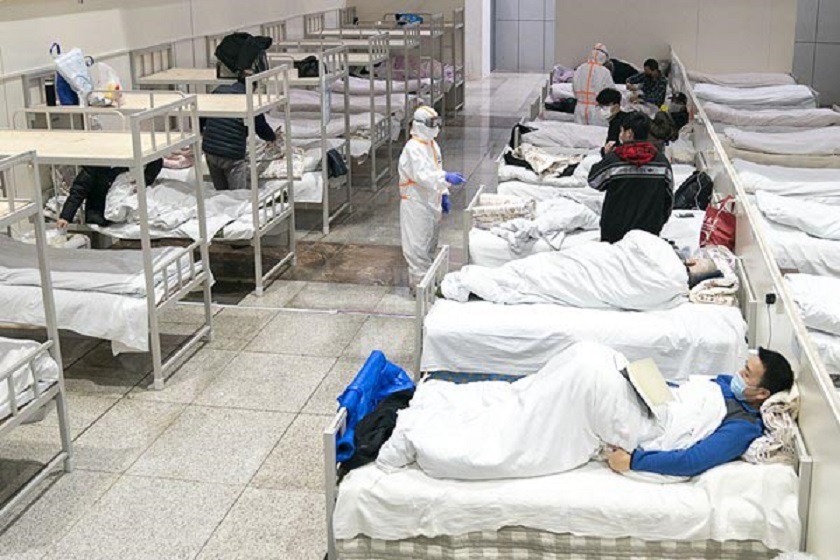 Pacientes infectados com o novo coronavírus são vistos em um hospital improvisado convertido de um centro de exposições em Wuhan, província de Hubei, na China