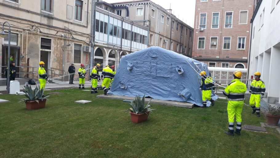 Cidade de Veneza, na Itália, prepara tendas para triagem para atender pacientes com coronavírus