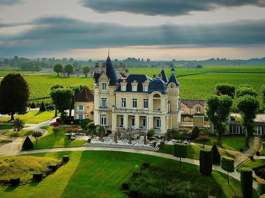 Vista panorâmica do luxuoso Château Grand Barrail Hôtel, em Saint-Émilion, no sul da França