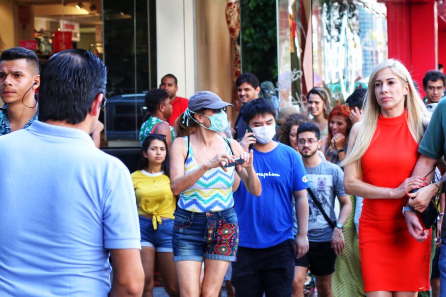 Grupo caminha na avenida Paulista, em São Paulo, neste domingo, 15, mesmo com restrições por conta do novo coronavírus