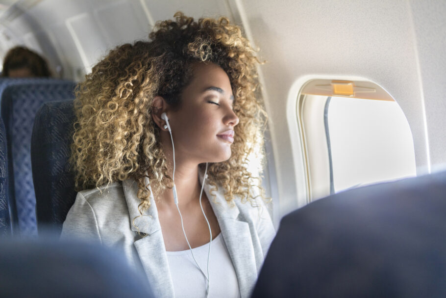 Aprenda a respirar melhor, relaxar e ter um voo mais tranquilo em todas as suas viagens