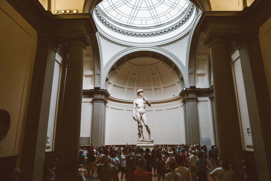 Vista panorâmico do salão onde fica a escultura de David, de Michelangelo