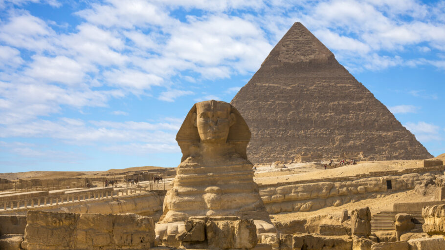 Gizé abriga alguns dos monumentos mais antigos do mundo, incluindo um complexo de estruturas sagradas e fúnebres do Egito Antigo, como a Grande Esfinge, a Grande Pirâmide de Gizé e diversas outras pirâmides e templos
