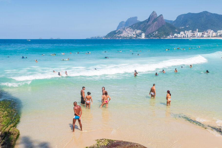 Prefeito Marcelo Crivella liberou banho de mar nas praias em anúncio da quinta fase de flexibilização