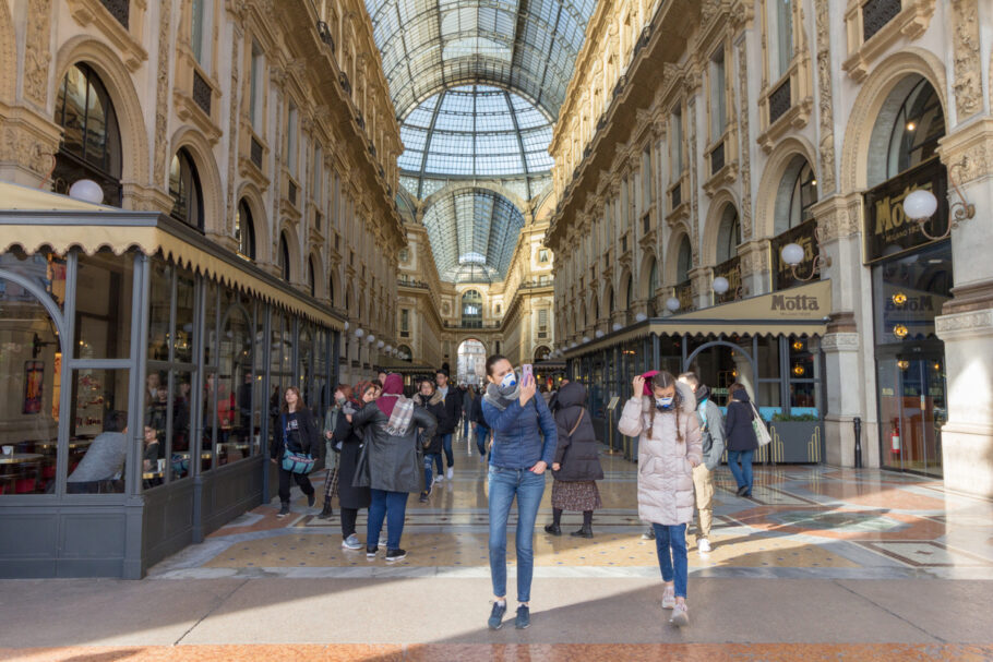 Turistas usam máscaras para se protegeram do coronavírus na famosa Galleria Vittorio Emanuele, em Milão