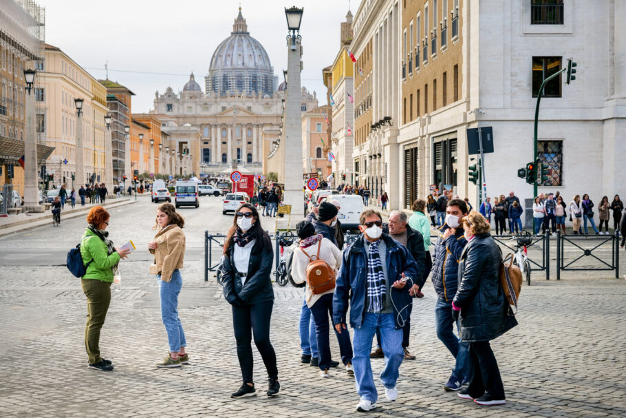 Grupo de turistas com máscaras contra o coronavírus na Praça de São Pedro, no Vaticano