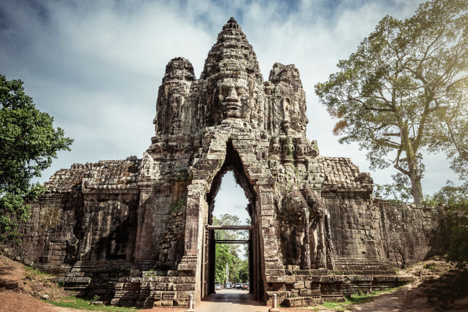 O Templo de Bayon, na cidade histórica de Angkor Thom, no Camboja, foi construído entre o fim do século 12 e o início do século 13 para ser o templo oficial do rei budista Jayavarman VII