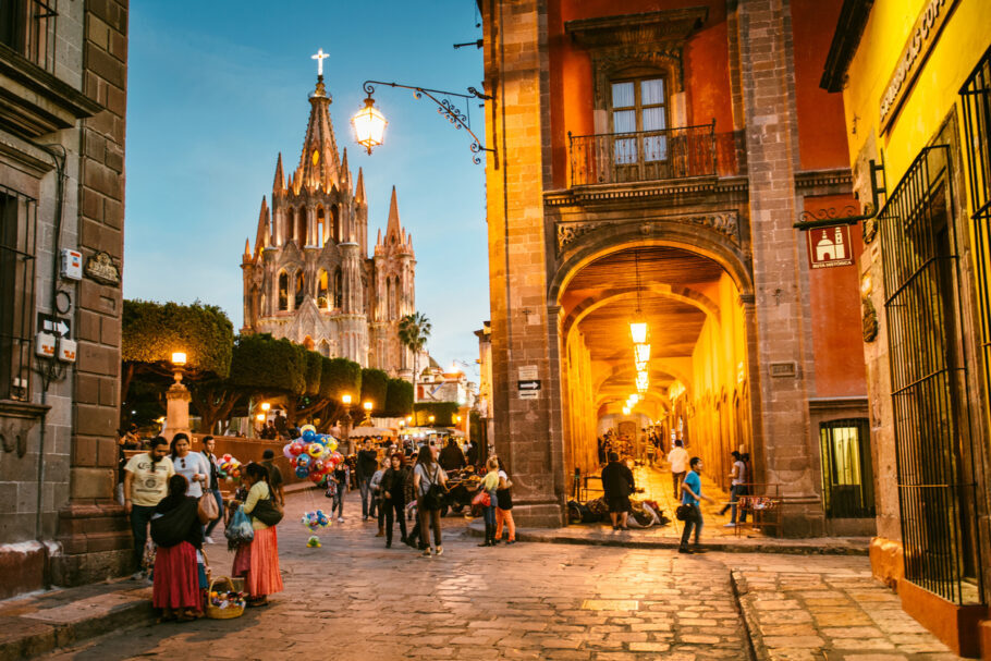 Turistas caminham por praça em San Miguel de Allende