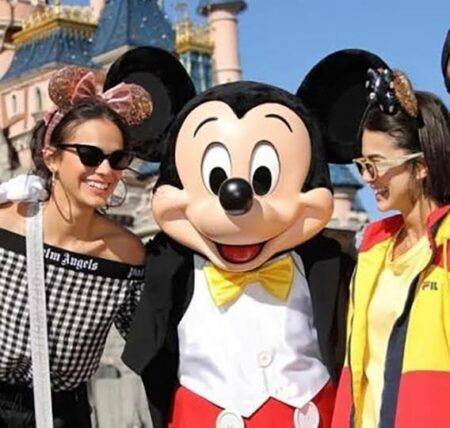 Web ressuscita foto de Bruna Marquezine e Manu Gavassi na Disney