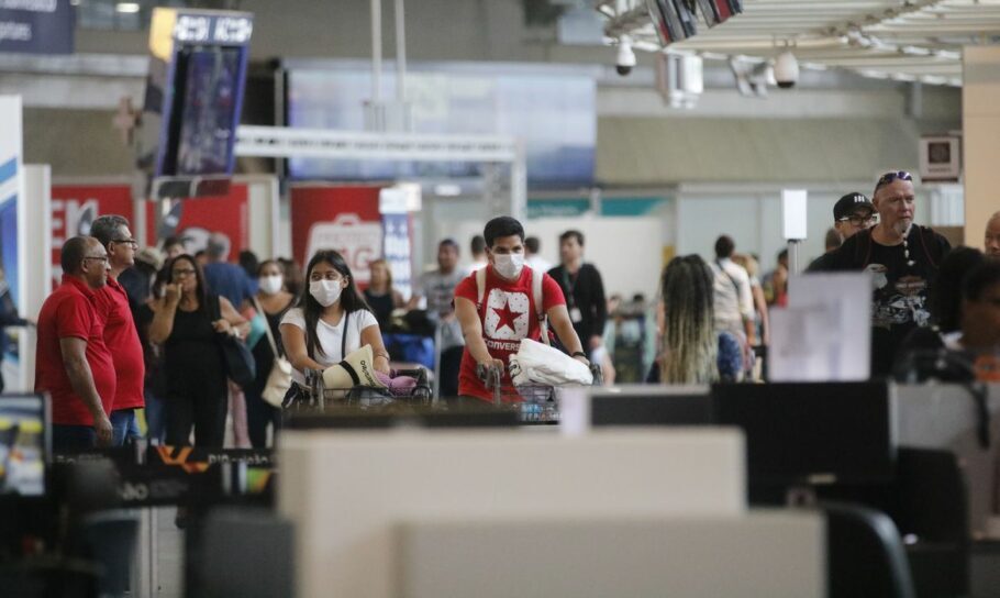 Passageiros e funcionários circulam vestindo máscaras contra o novo coronavírus (Covid-19) no Aeroporto Internacional Tom Jobim- Rio Galeão – Fernando Frazão/Agência Brasil