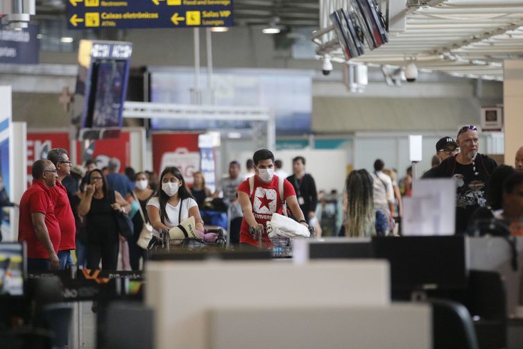 Passageiros e funcionários circulam vestindo máscaras contra o novo coronavírus no Aeroporto Internacional Tom Jobim- Rio Galeão