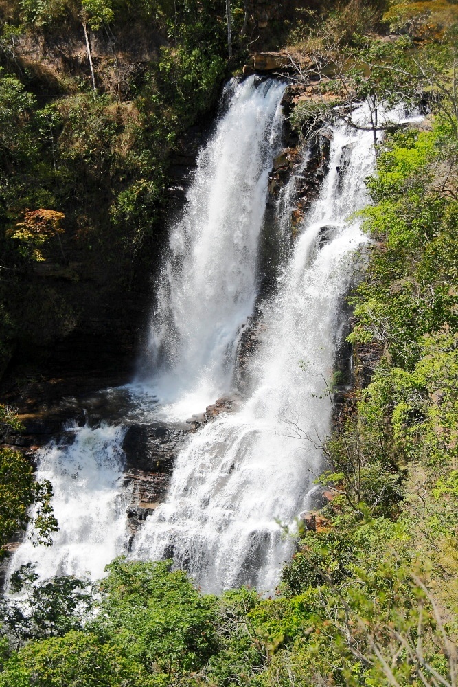 As cachoeiras do Indaiá e a Véu da Noiva, que tem 30 m de altura