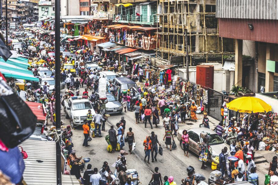 Busy market streets at Lagos Island’s commercial district.Mercado de rua em Lagos, na Nigéria