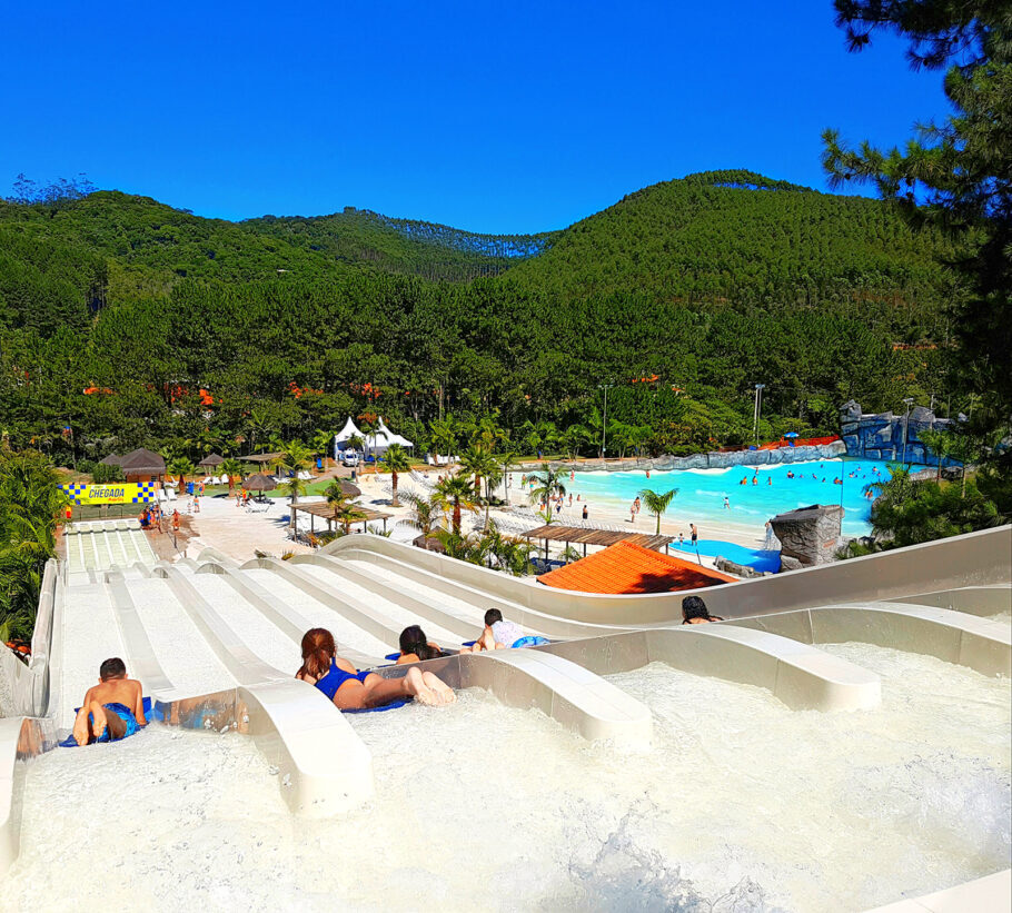 Com 18 m de altura, 90 m de extensão e seis pistas, o Nitro-X é uma das atrações do parque aquático Magic City