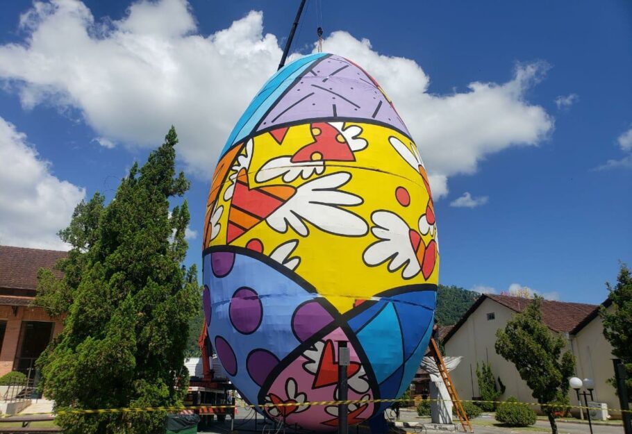 Ovo de Páscoa gigante de Pomerode ganhou desenhos de Romero Britto