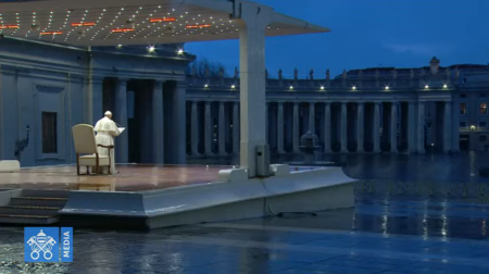 Papa Francisco faz oração em meio à Praça São Pedro, vazia