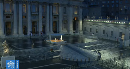 Papa Francisco faz oração em meio à Praça São Pedro, vazia
