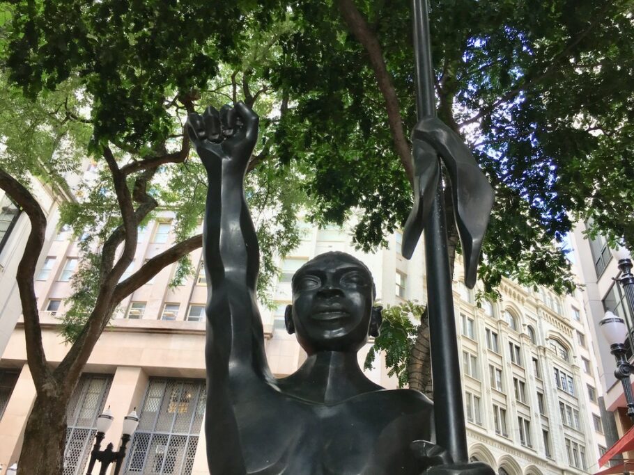 Monumento a Zumbi dos Palmares, na Praça Antonio Prado, é o ponto de encontro do passeio!