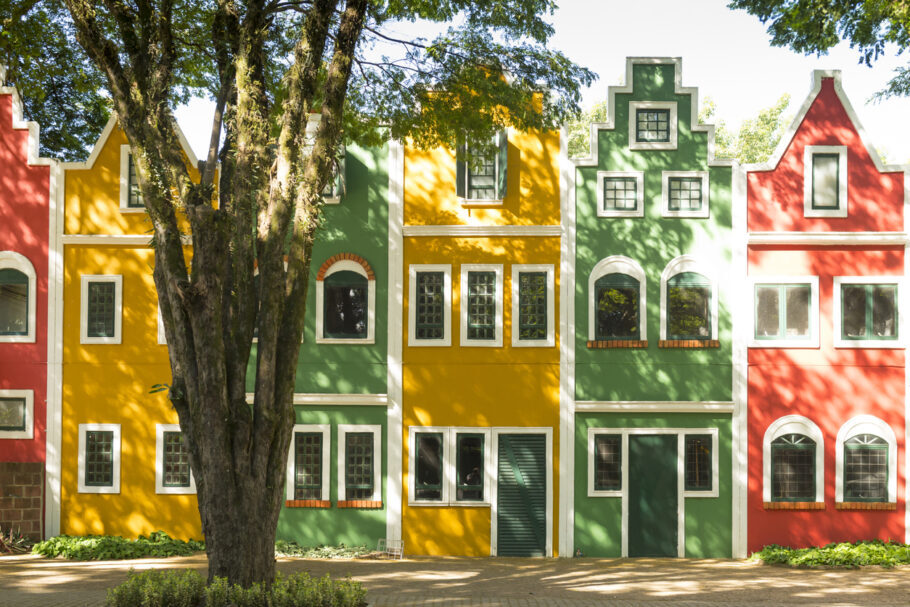 Holambra é maior produtora de flores do Brasil e foi fundada em 1948. Seu nome é uma mistura de Holanda, América e Brasil