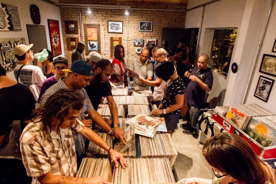 A Patuá Discos reúne álbuns de vinil e eventos com curadoria caprichosa dos proprietários DJs