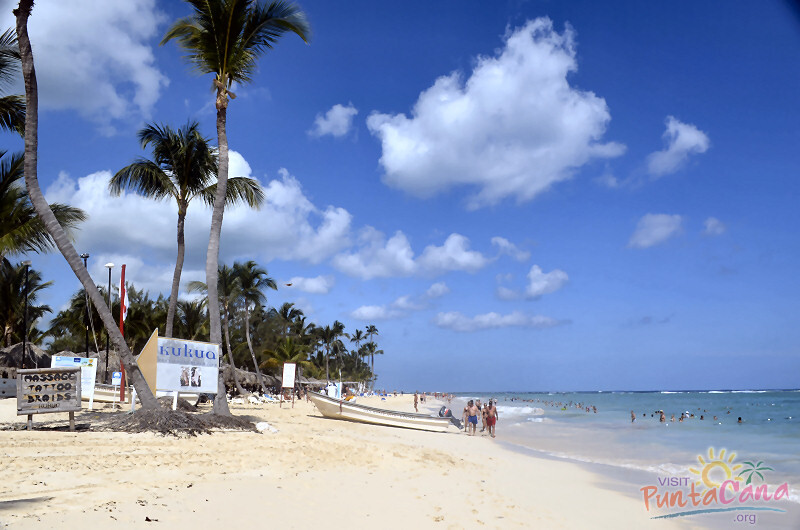  É uma praia com mar azul-turquesa, rodeada de coqueiros e com ventos moderados,