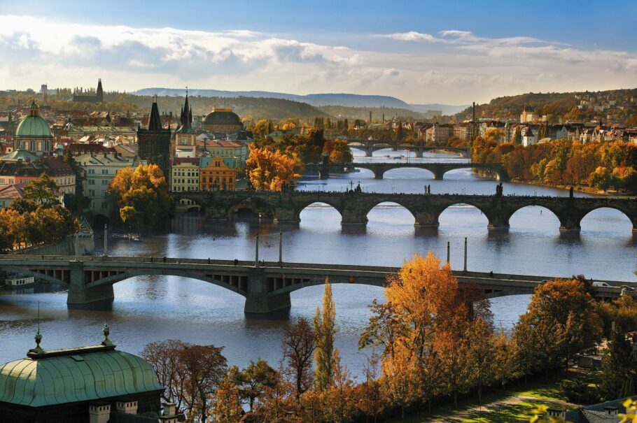 Vista panorâmica do rio Vltava e da ponte Carlos, em Praga