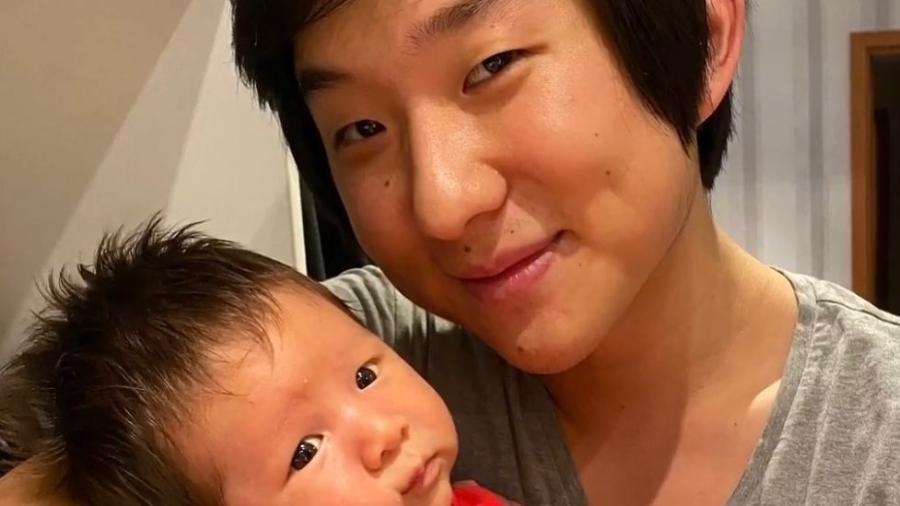 Pyong Lee ainda não tinha conhecido o filho Jake que nasceu em 16 de fevereiro
