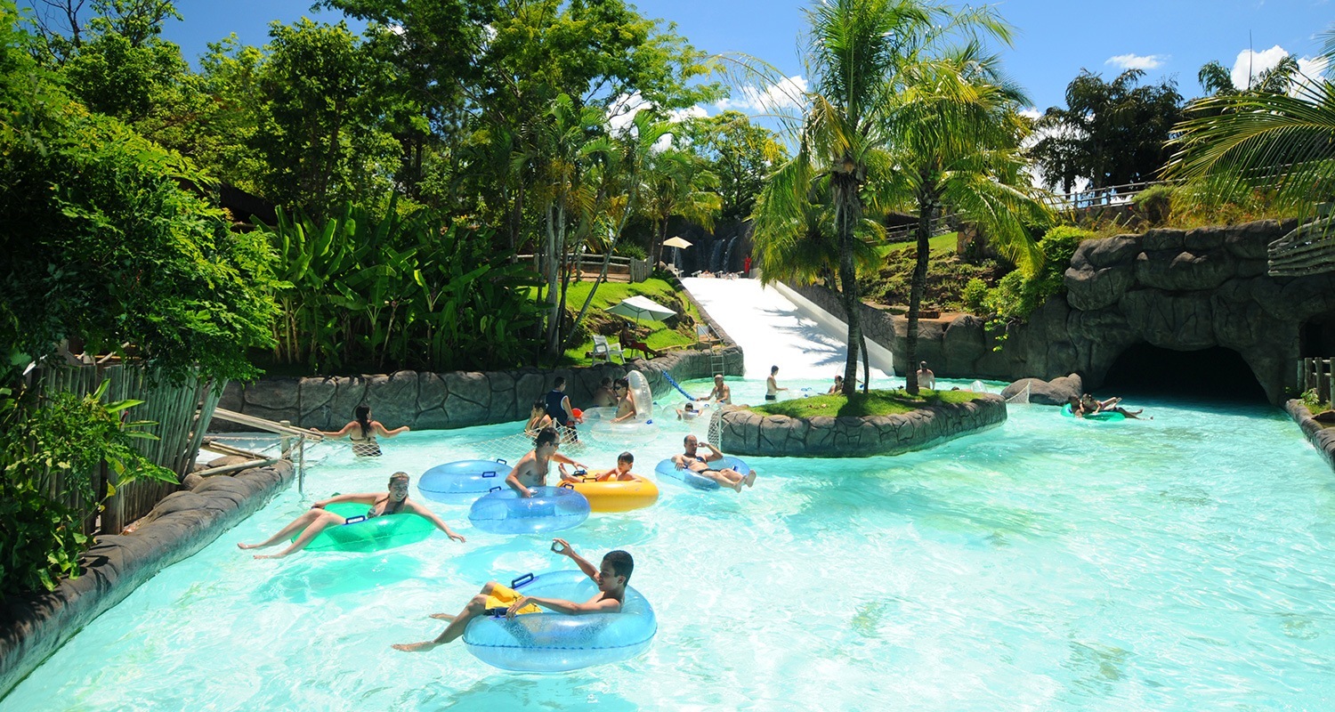 Brincar e relaxar nas piscinas de águas quentes são as principais atrações de Caldas Novas e Rio Quente