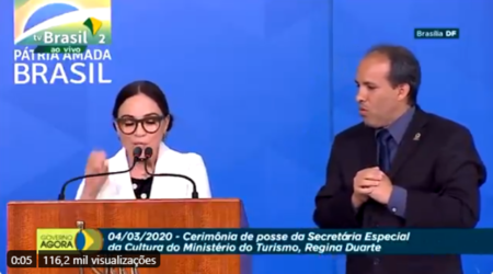 Reação do tradutor de Libras em discurso de Regina Duarte vira meme na web