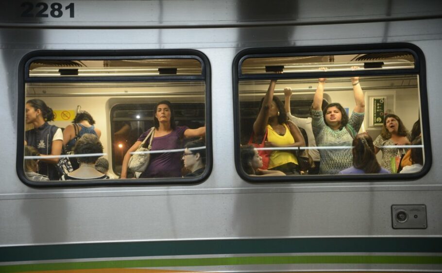 pessoas no metrô