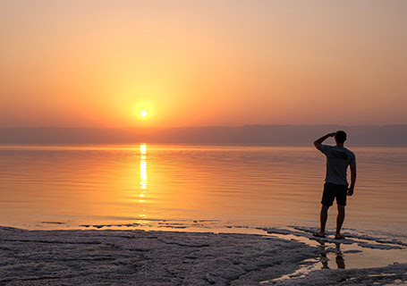 Localizado na fronteira entre a Jordânia e Israel, o Mar Morto é um dos principais atrativos da região
