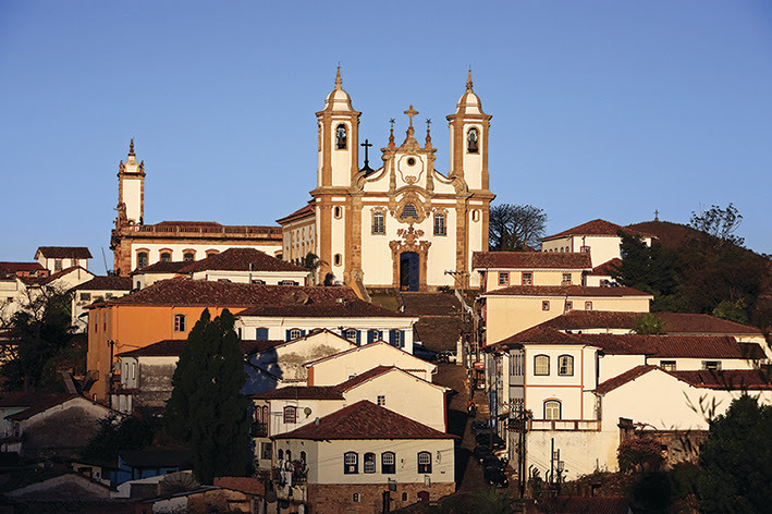 A mineira Ouro Preto se destaca na Semana Santa com suas típicas procissões que percorrem ruas decoradas com tapetes coloridos feito de serragem