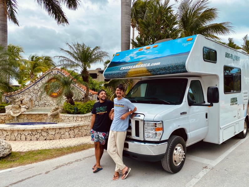 Eduardo e Gustavo com o motorhome que viajaram por dez dias pela vosta da Flórida