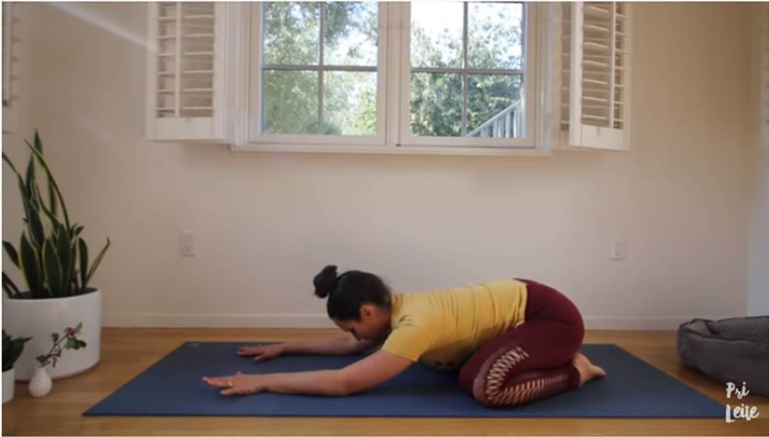 Professora orienta em aulas online como fazer yoga sem sair de casa