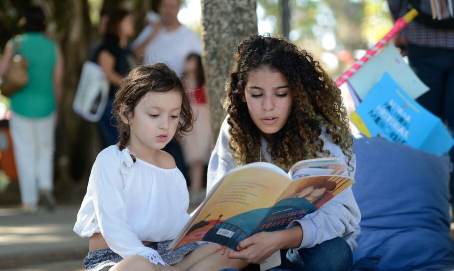 Paraty (RJ) – Adulto lê livro para criança na Praça da Matriz, palco da Flipinha (Tomaz Silva/Agência Brasil)
