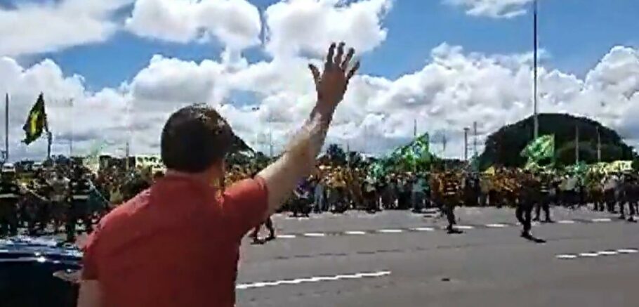 AI-5 ? Bolsonaro volta a contrariar recomendações da OMS e faz discurso para apoiadores em Brasília – Facebook/Reprodução