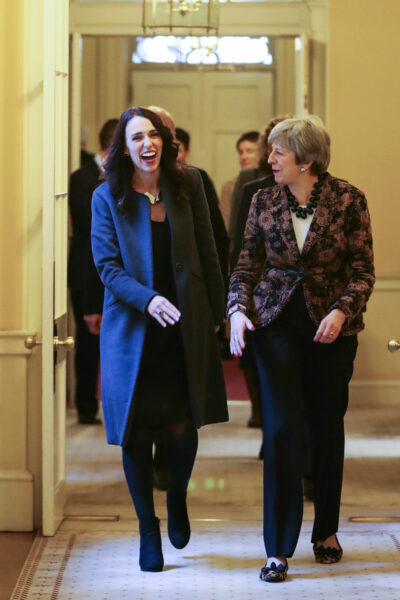 À esquerda, primeira-ministra da Nova Zelândia, Jacinda Ardern. Foto: © MoD/Crown Copyright
