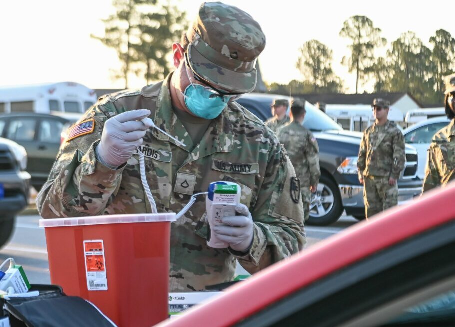  Soldado americano espera resultado de exame que detecta a covid-19