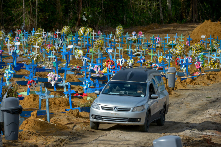 Cemitério público Nossa Senhora Aparecida, em Manaus; capital amazonense viu explodir o número de mortes pelo novo coronavírus