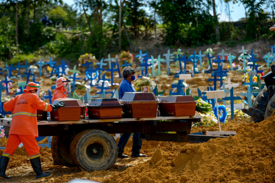 Manaus tem bom de sepultamentos; Amazonas registra aumento de 4.050% nas mortes caudas por síndromes respiratórias