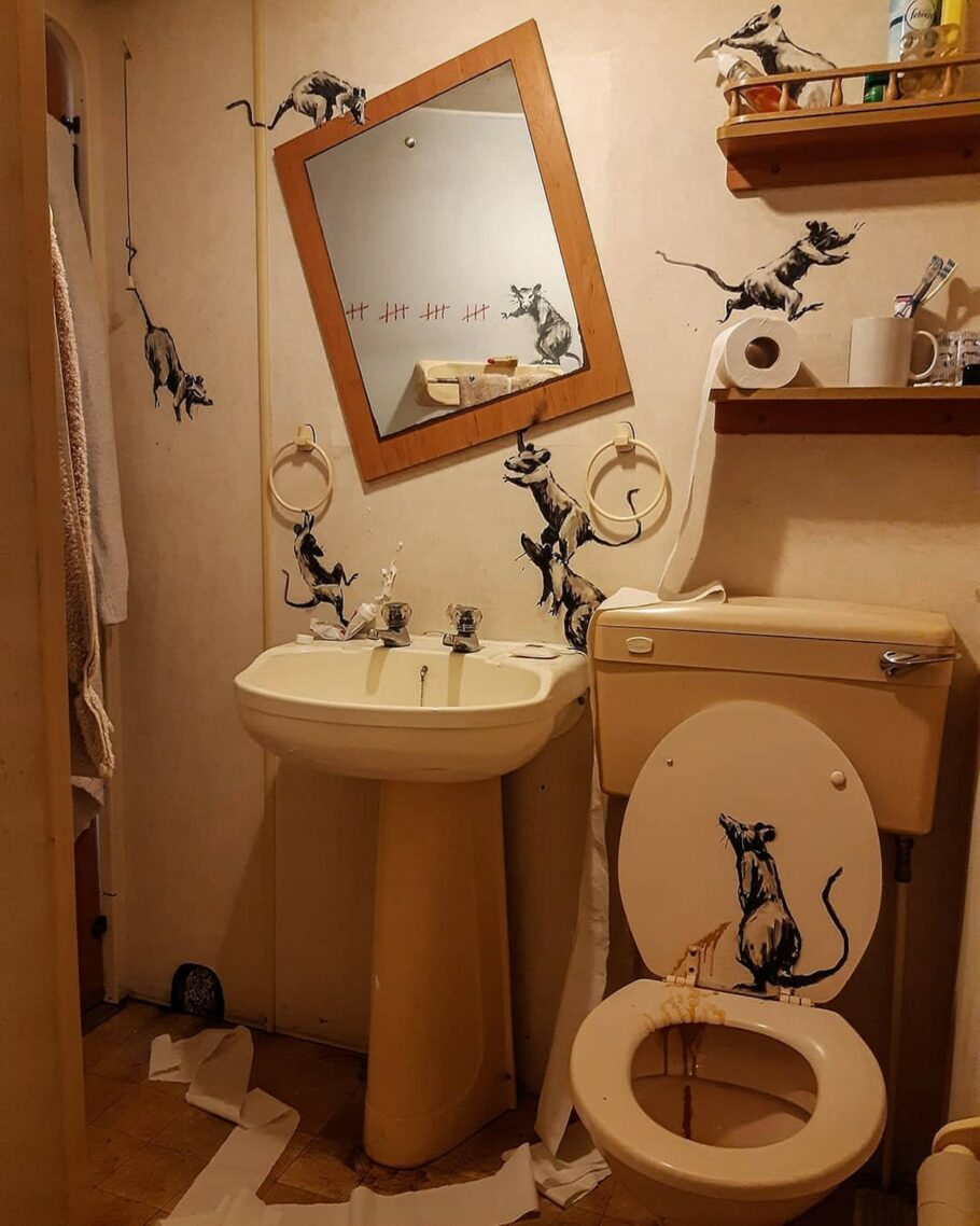 Banksy faz intervenção artística no banheiro de casa durante quarentena
