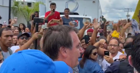 Bolsonaro visita obra, gera aglomeração e é criticado por Mandetta