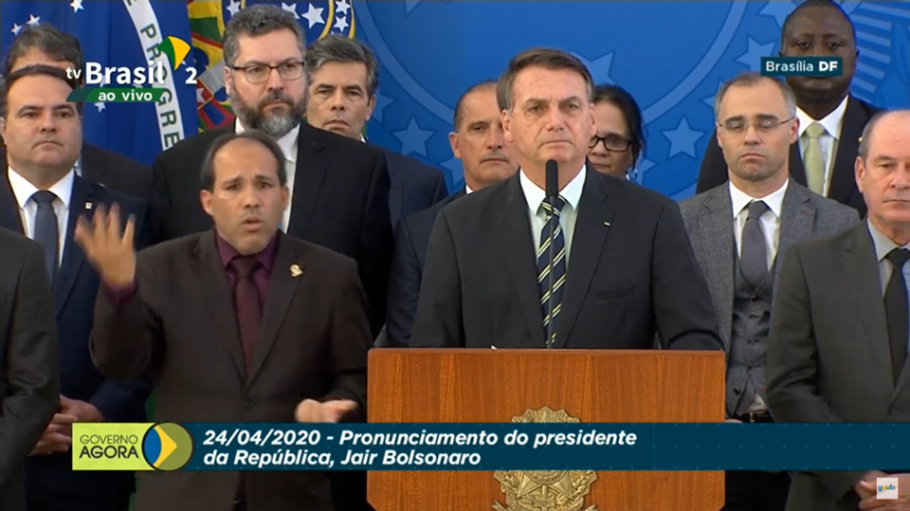 O presidente Jair Bolsonaro e ministros durante pronunciamento