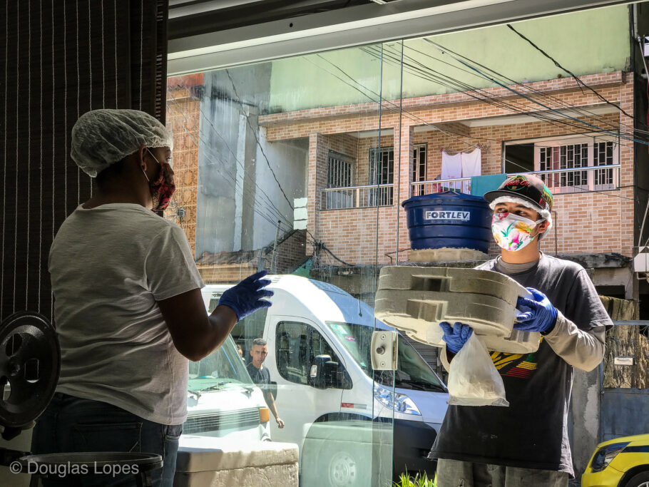 A ONG Redes da Maré criou diversas iniciativas para ajudar os moradores das favelas