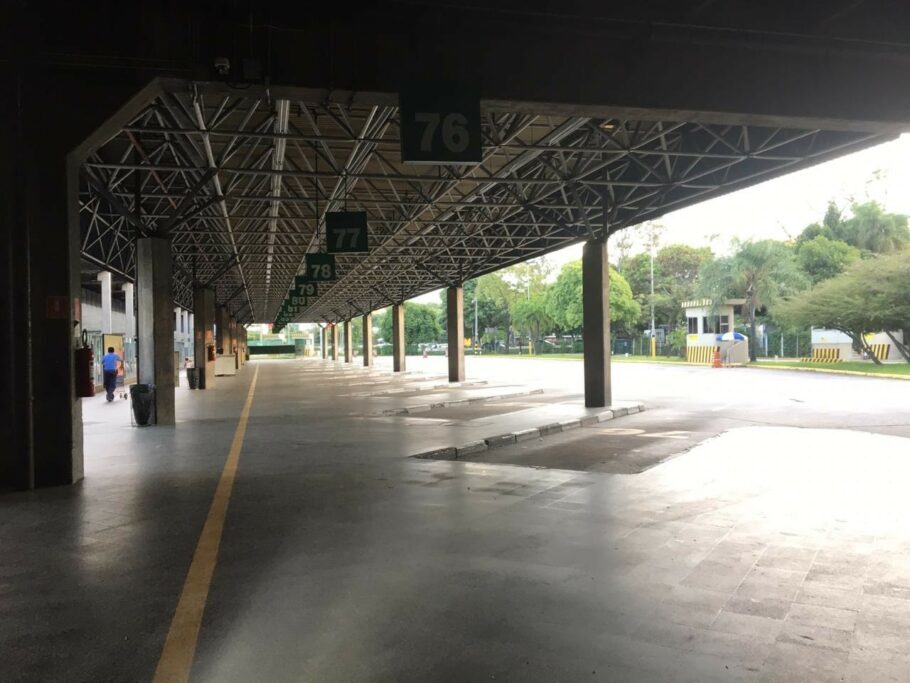 Plataformas do Terminal Rodoviário do Tietê, na zona norte de São Paulo, vazias; viagens de ônibus estão operando parcialmente