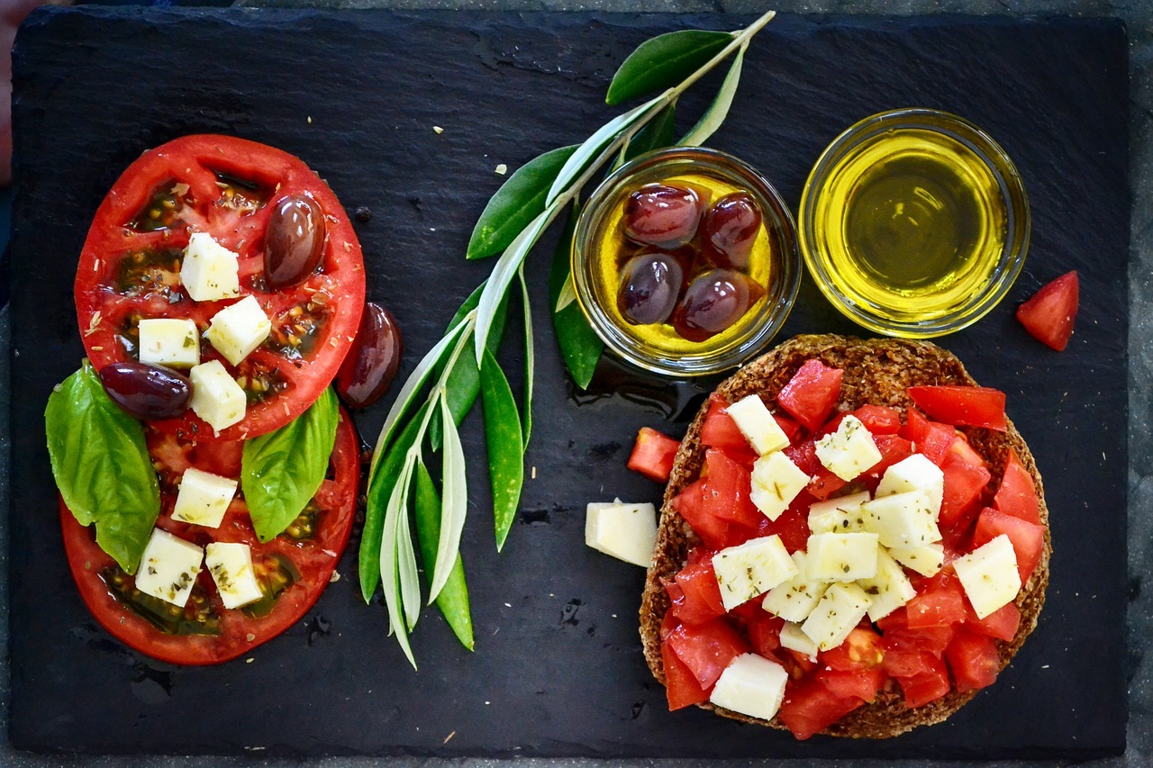 Inspirada nos hábitos alimentares tradicionais de países como Grécia, Itália e Espanha, a dieta mediterrânea privilegia alimentos frescos e naturais – DanaTentis/Pixabay