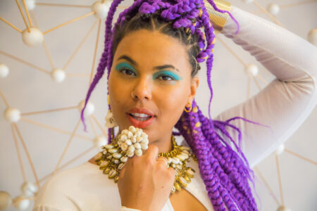 Doralyce (@missbelezauniversal) | Artivista, feminista, cantora e compositora, Doralyce desconstrói os padrões da sociedade. Propõe a emancipação das mulheres, convocando a revolução feminista, um ritual de música, dança, poesia, e fé, de 