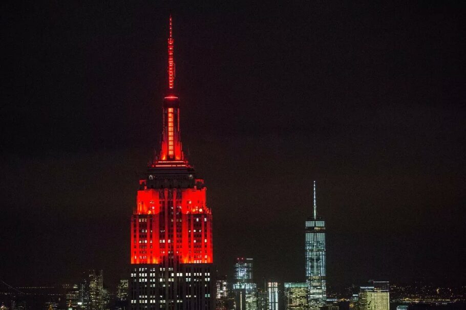 O topo do Empire State Building foi transformado em uma sirene gigante, misturando luzes brancas e vermelhas