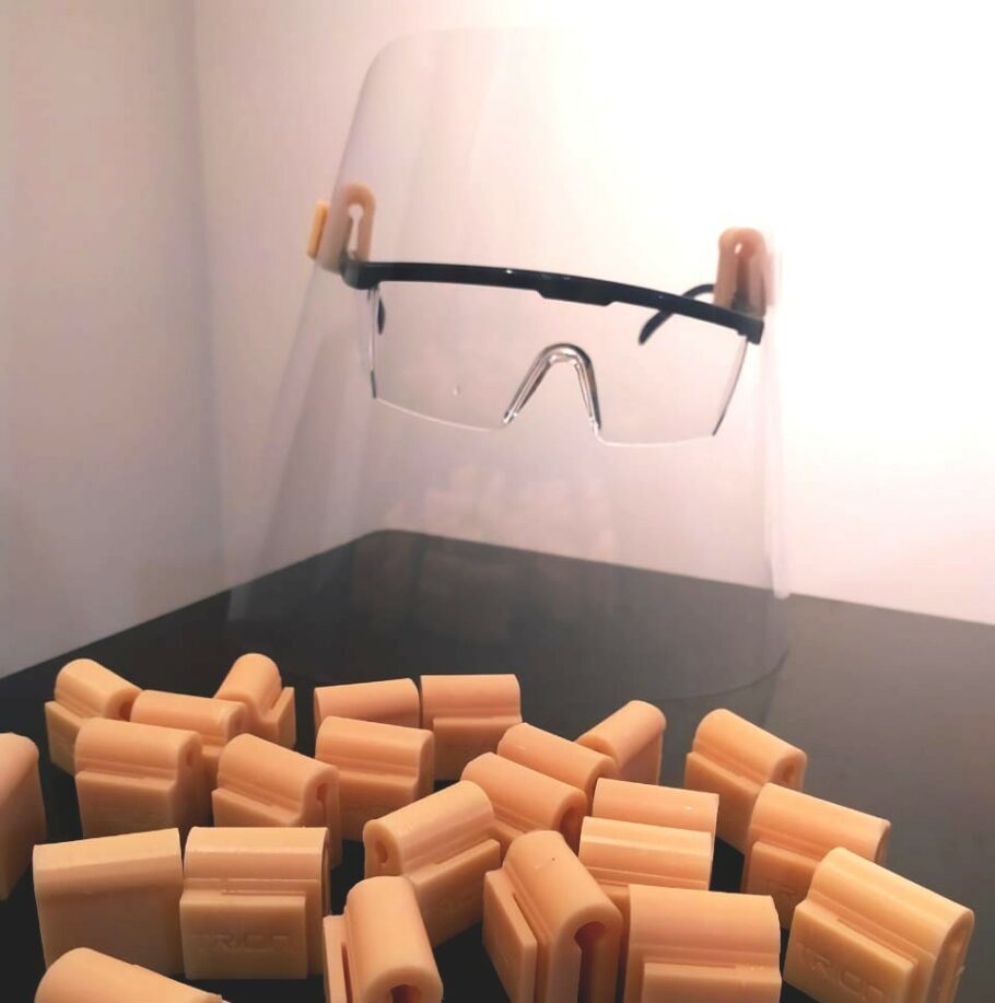 Os clipes feitos nas impressoras 3D são peças estruturais que servem para adaptar os óculos de proteção ou viseira ao rosto